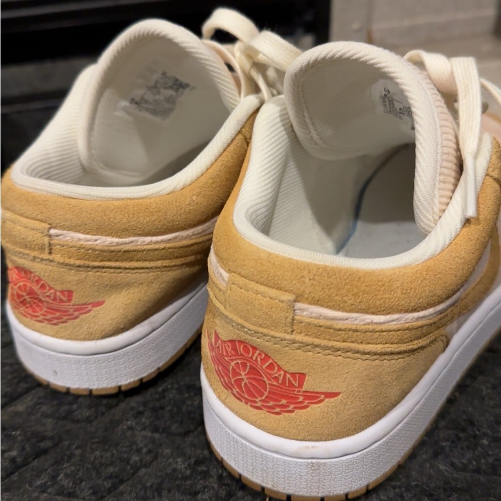NIKE WOMEN'S AIR JORDAN 1 LOW SE TWINE CORDUROY DH7820-700
SIZE 8